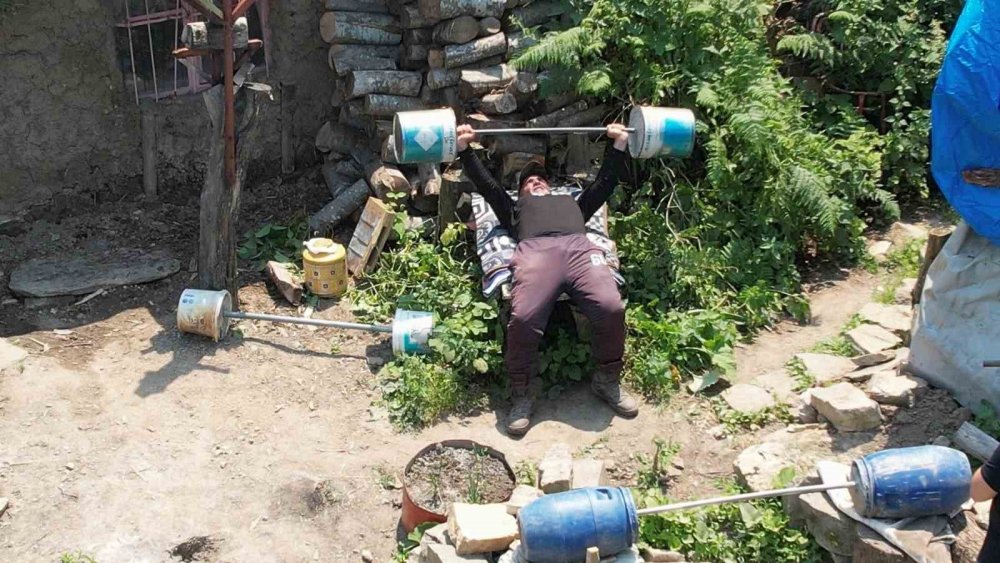 Dağ Başında Tek Başına Yaşıyor