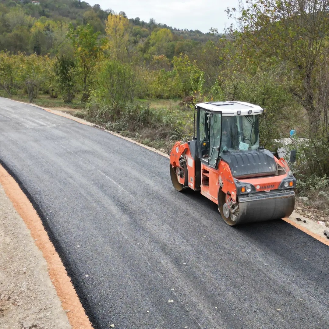 cavuskoy-yolunda-asfaltlama-calismasi-yapildi-2.jpg