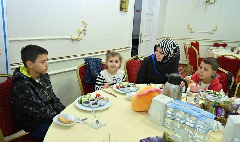 Mavi Balonlar Filistinli Çocuklar İçin Gökyüzüne Bırakıldı