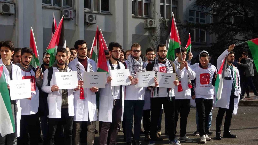 Doktorlar Ve Tıp Öğrencileri Gazze’deki Hastane Katliamına İsyan Etti