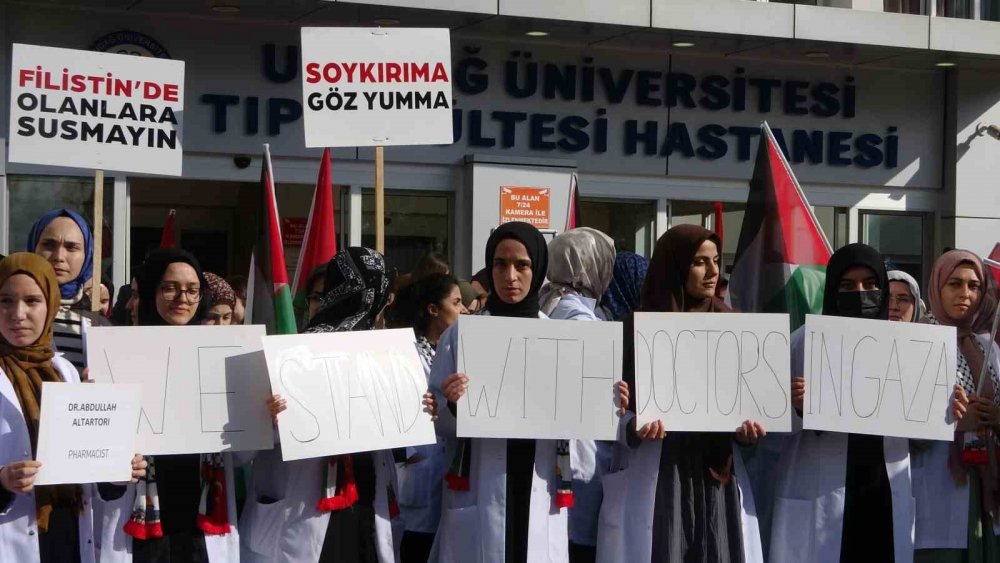 Doktorlar Ve Tıp Öğrencileri Gazze’deki Hastane Katliamına İsyan Etti