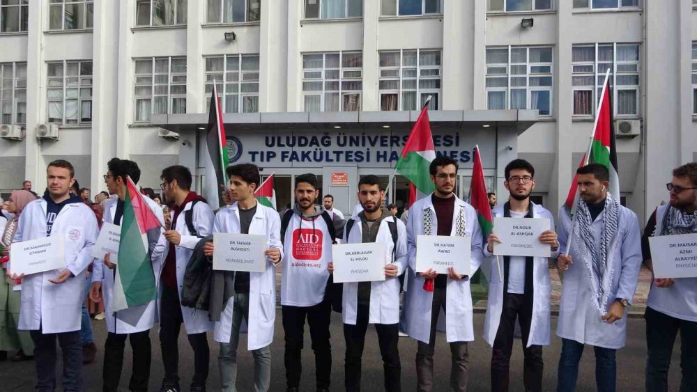 Doktorlar Ve Tıp Öğrencileri Gazze’deki Hastane Katliamına İsyan Etti