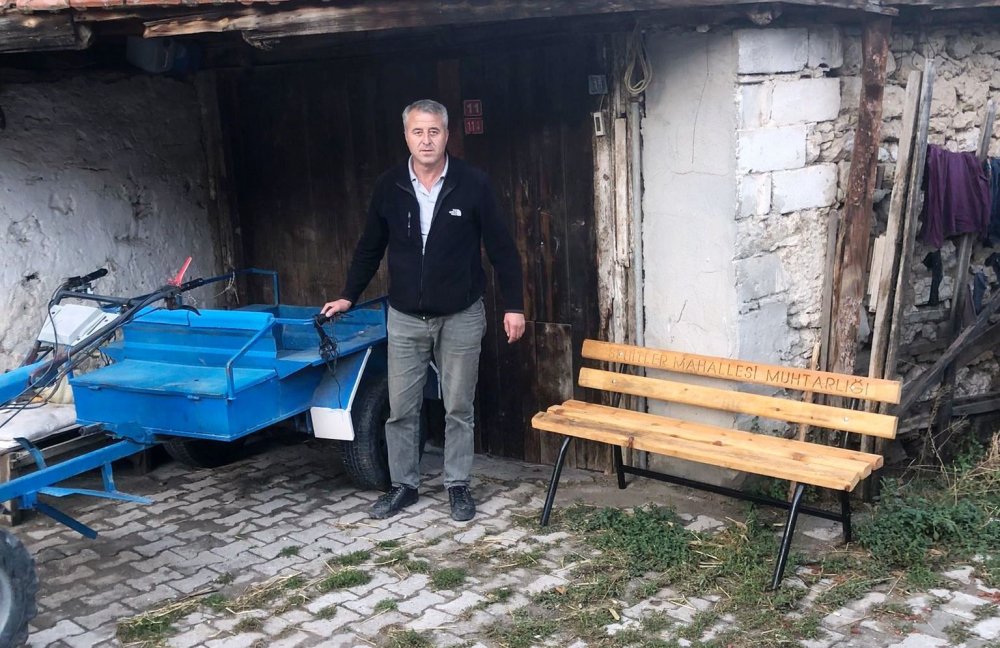 Mahalle Muhtarından Her Evin Önüne Oturma Bankı