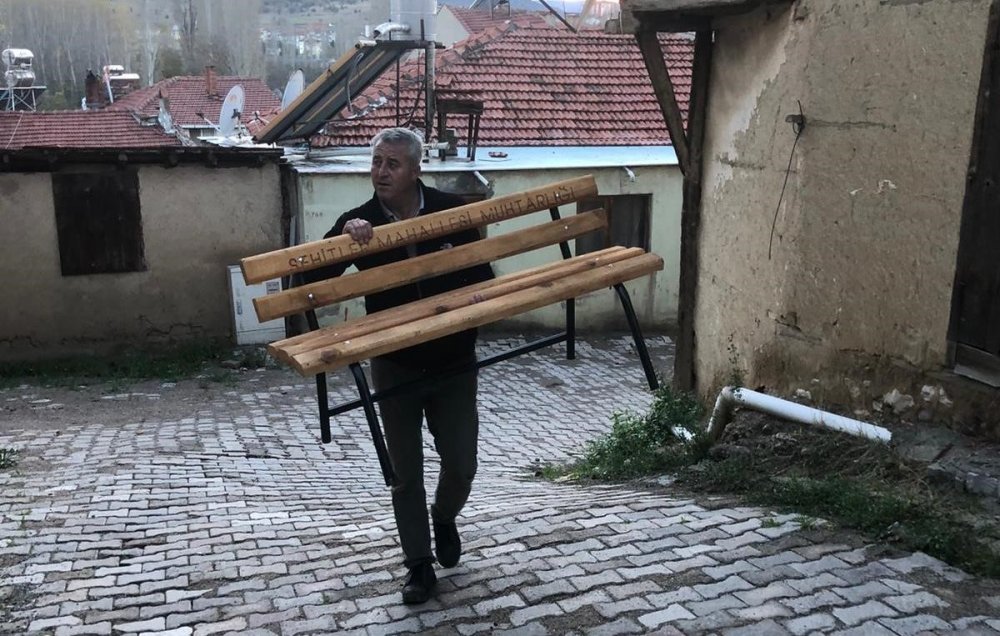 Mahalle Muhtarından Her Evin Önüne Oturma Bankı