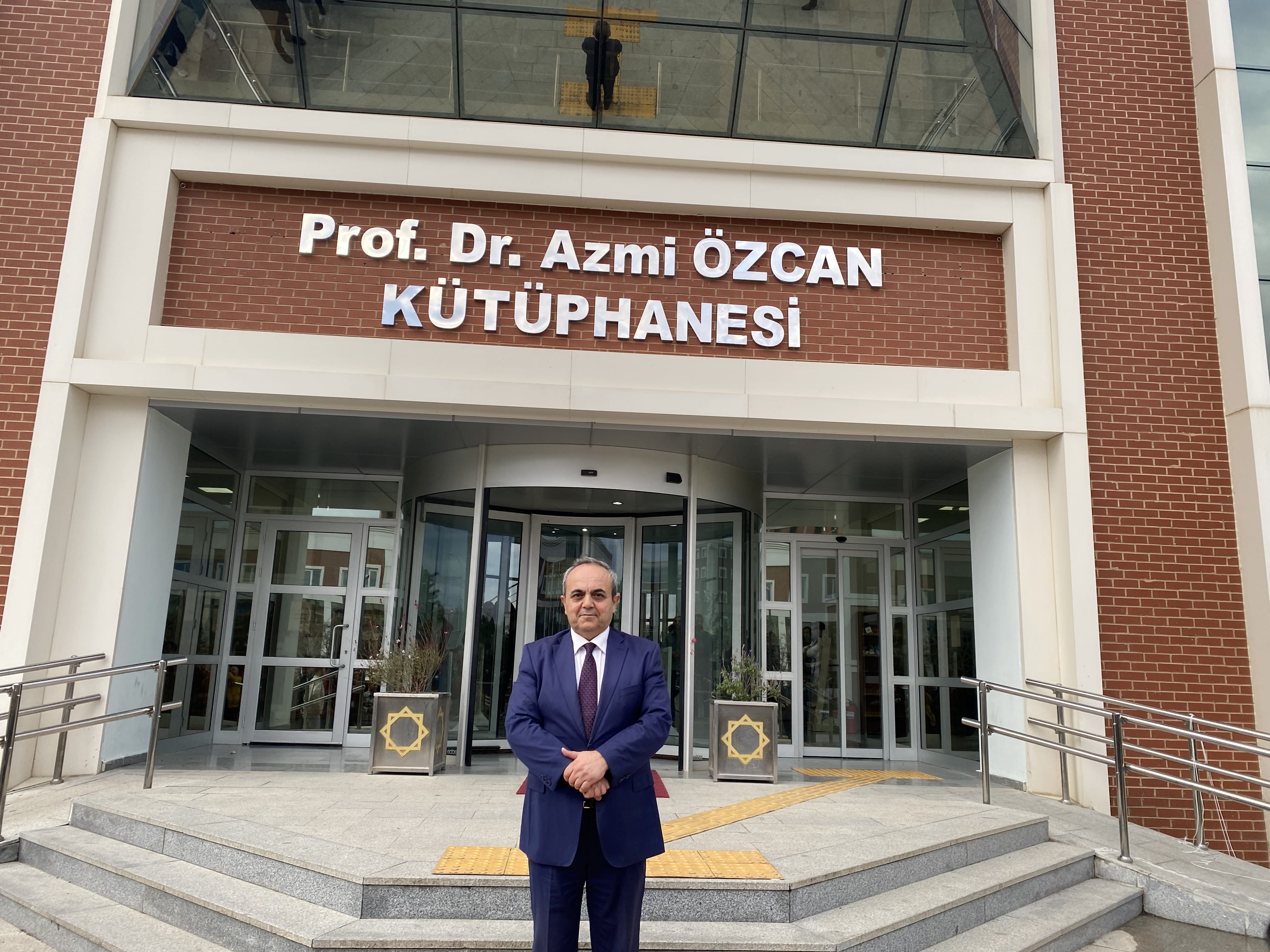 prof-dr-azmi-ozcanin-adi-kutuphaneye-verildi-001.jpg