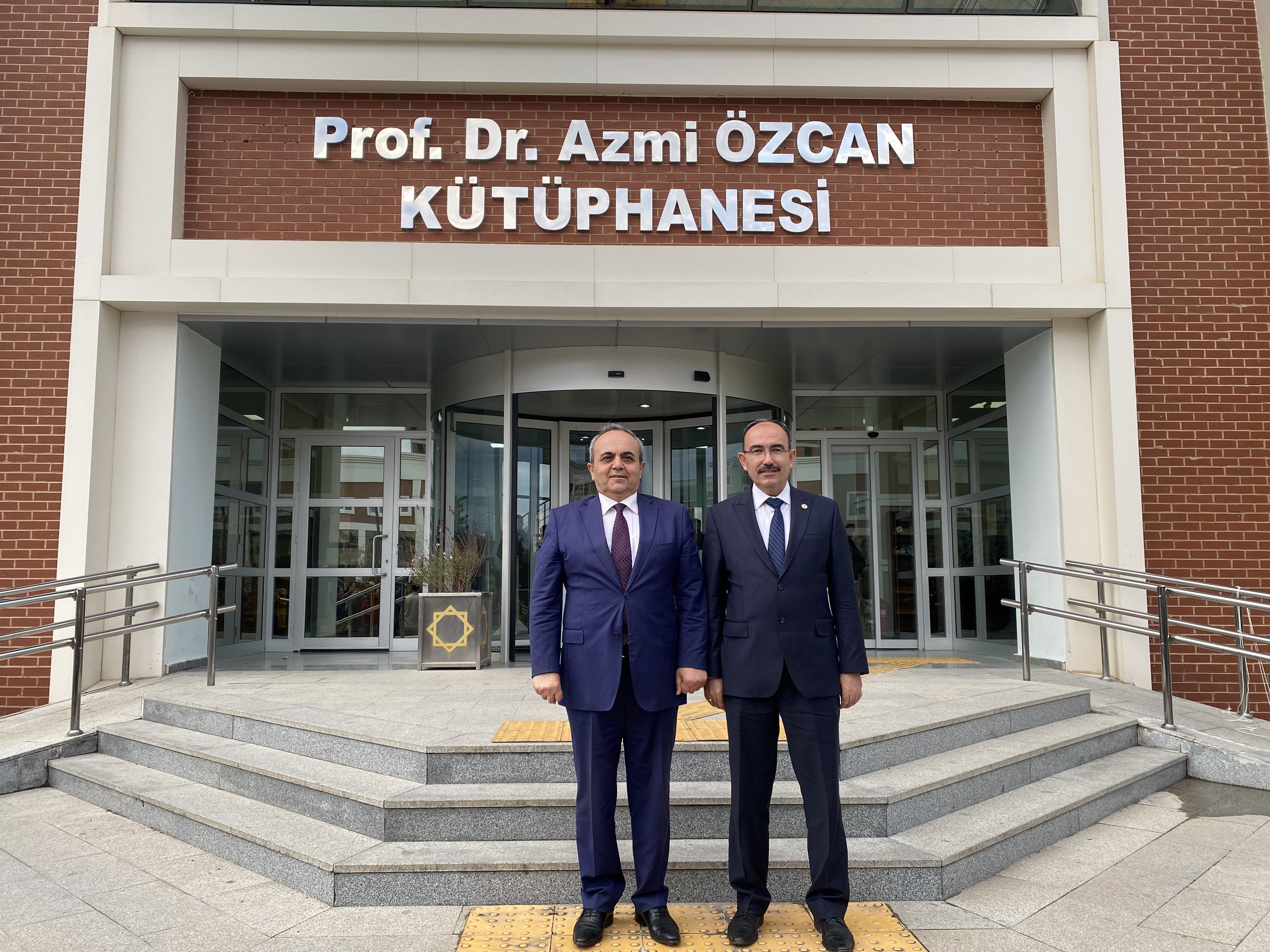 prof-dr-azmi-ozcanin-adi-kutuphaneye-verildi-002.jpg