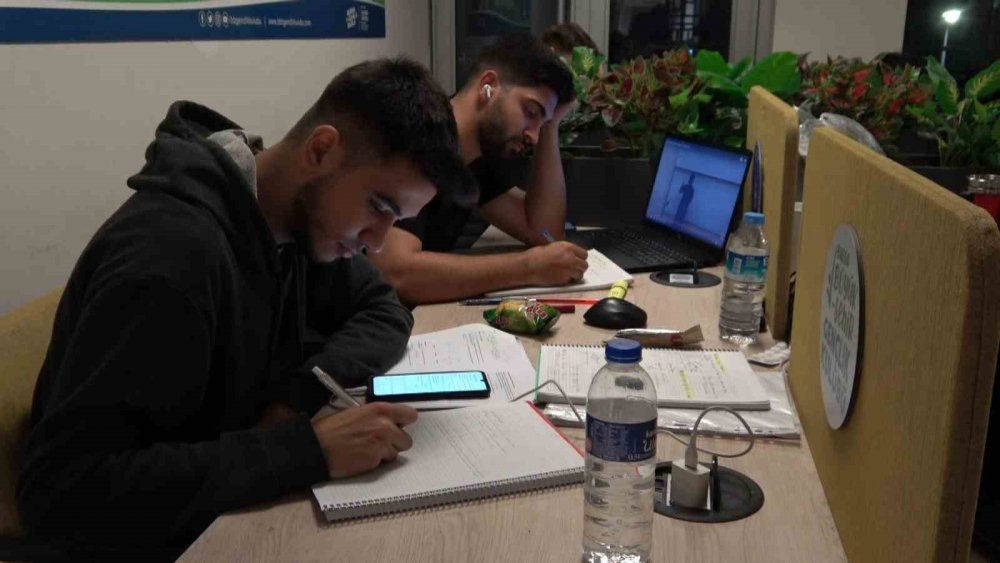 Sınavlarına Hazırlanan Öğrenciler Kütüphanede Sabahladı
