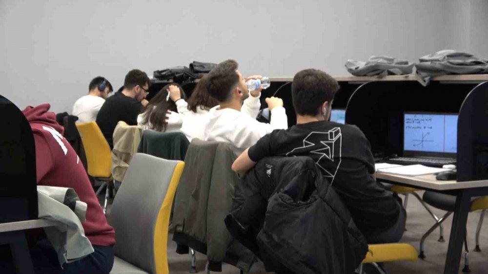 Sınavlarına Hazırlanan Öğrenciler Kütüphanede Sabahladı