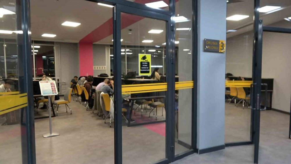 Sınavlarına Hazırlanan Öğrenciler Kütüphanede Sabahladı
