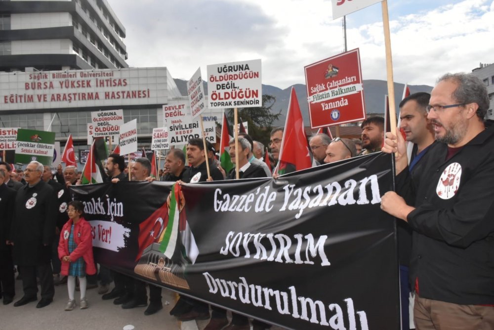 Sağlık Çalışanları Siyah Önlükleriyle İsrail’e Tepki Gösterdi