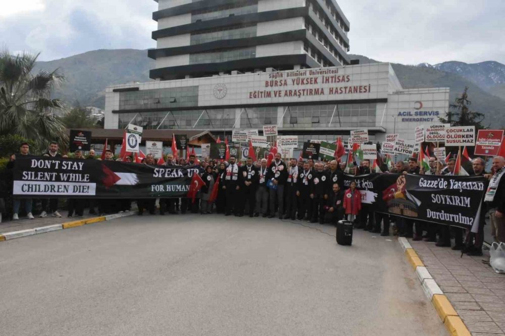 Sağlık Çalışanları Siyah Önlükleriyle İsrail’e Tepki Gösterdi