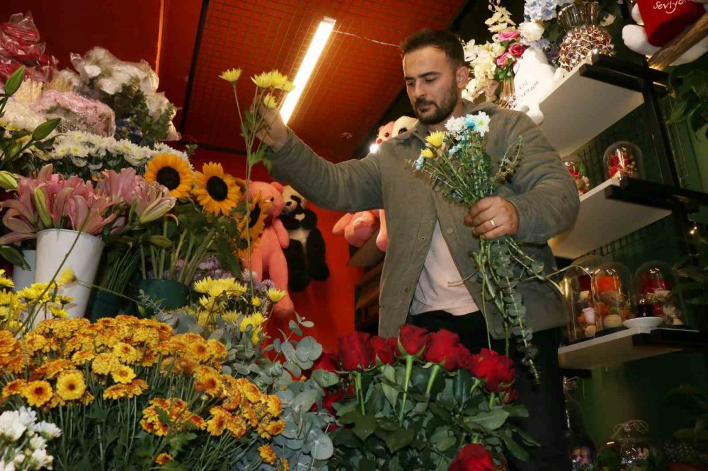 Özel Günlerin Vazgeçilmezi Çiçekçilerin, Öğretmenler Günü Mesaisi