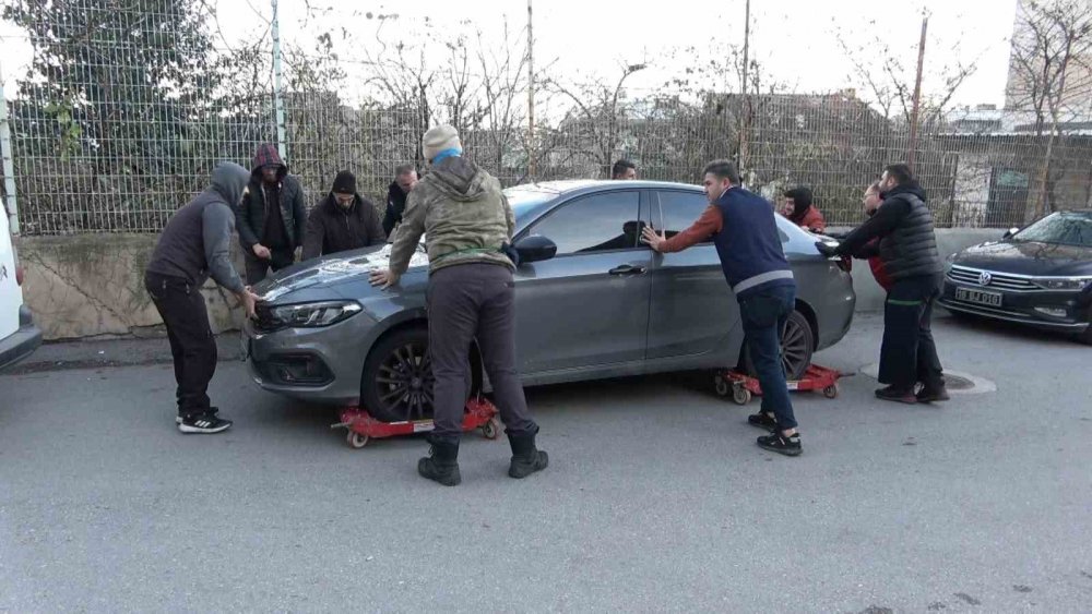 Hatalı Park Edilen Otomobillere Pazarcı Esnafından Kaydıraklı Çözüm