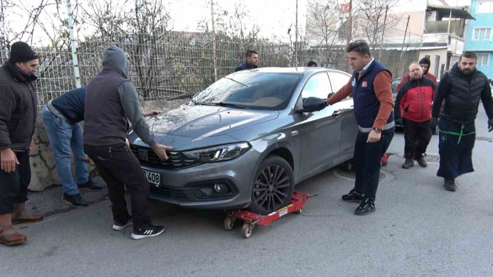 Hatalı Park Edilen Otomobillere Pazarcı Esnafından Kaydıraklı Çözüm