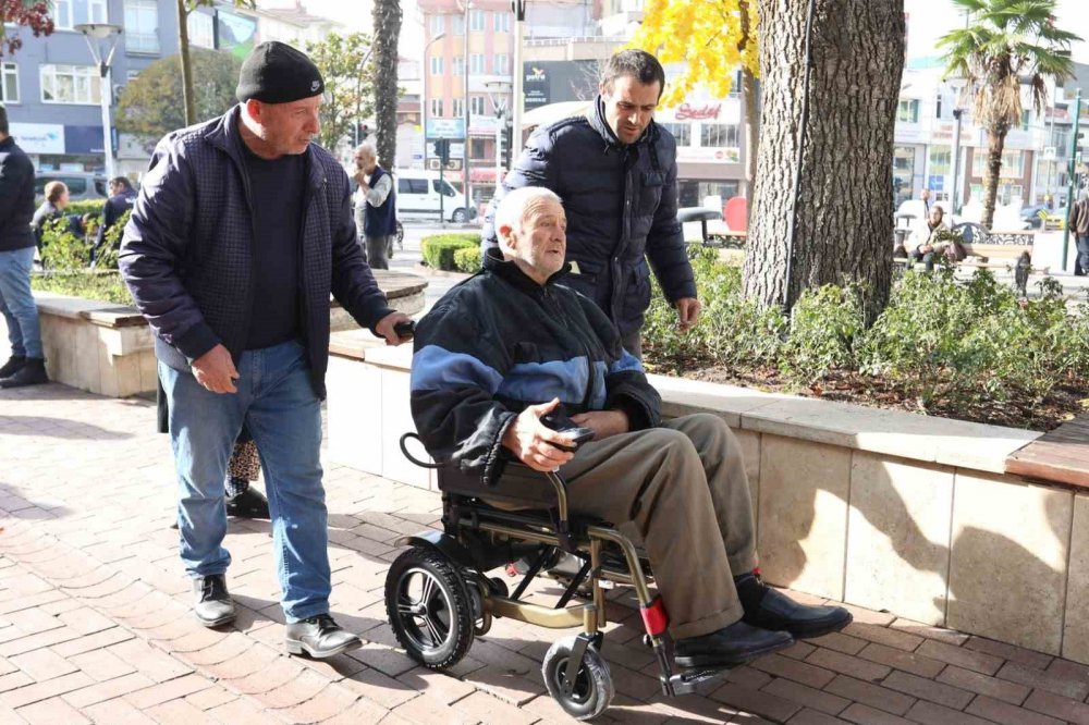 11 Engelli Vatandaşa Akülü Araçları Teslim Edildi