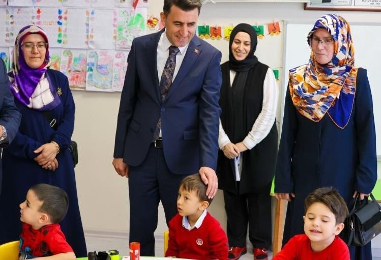 Minik Öğrenci Valiye Okulunu Gezdirdi