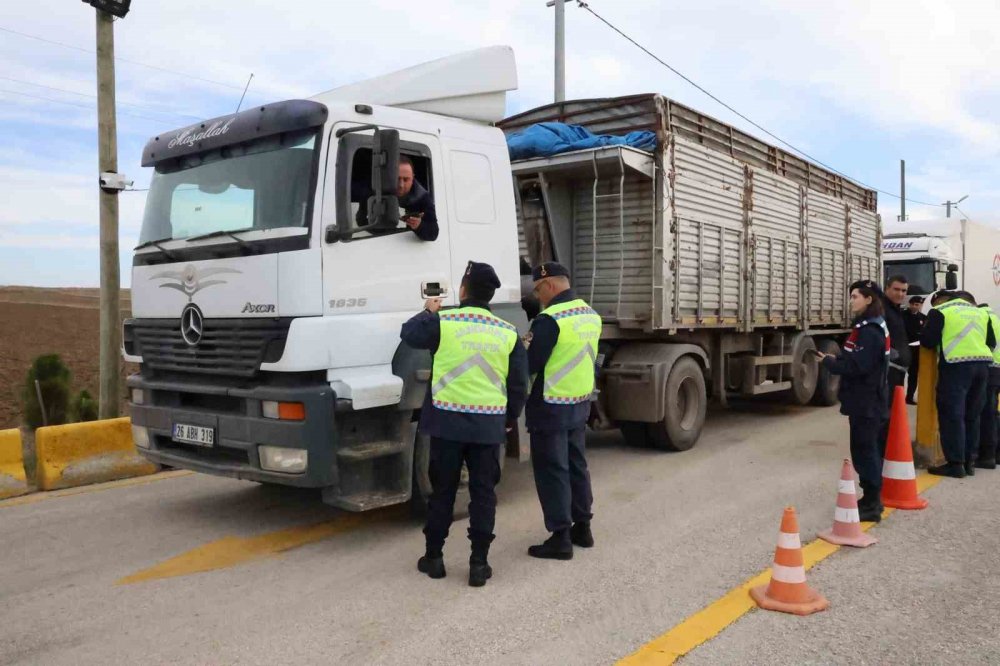 Jandarma Ekiplerinden ‘kış Lastiği’ Denetimi