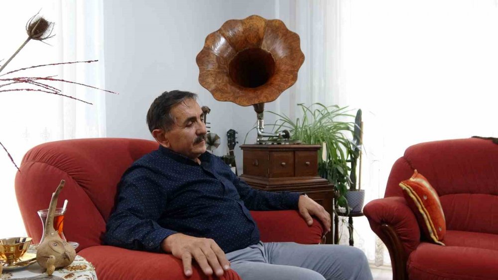 2 Binin Üzerinde Biriktirdiği Taş Plakla Misafirlerini Geçmişe Götürüyor