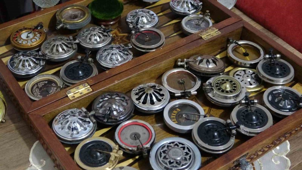 2 Binin Üzerinde Biriktirdiği Taş Plakla Misafirlerini Geçmişe Götürüyor