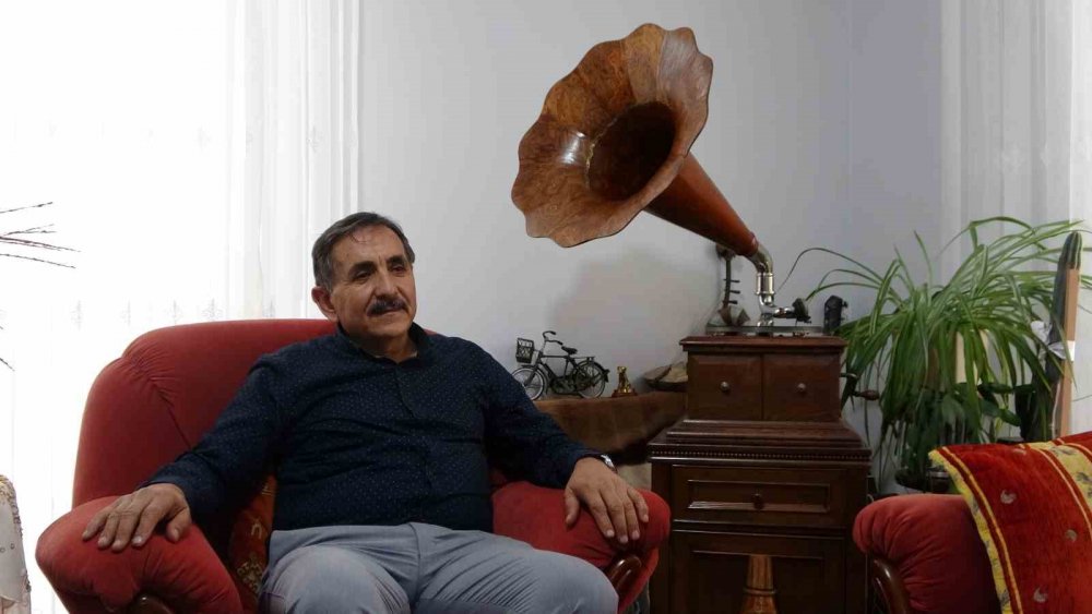 2 Binin Üzerinde Biriktirdiği Taş Plakla Misafirlerini Geçmişe Götürüyor