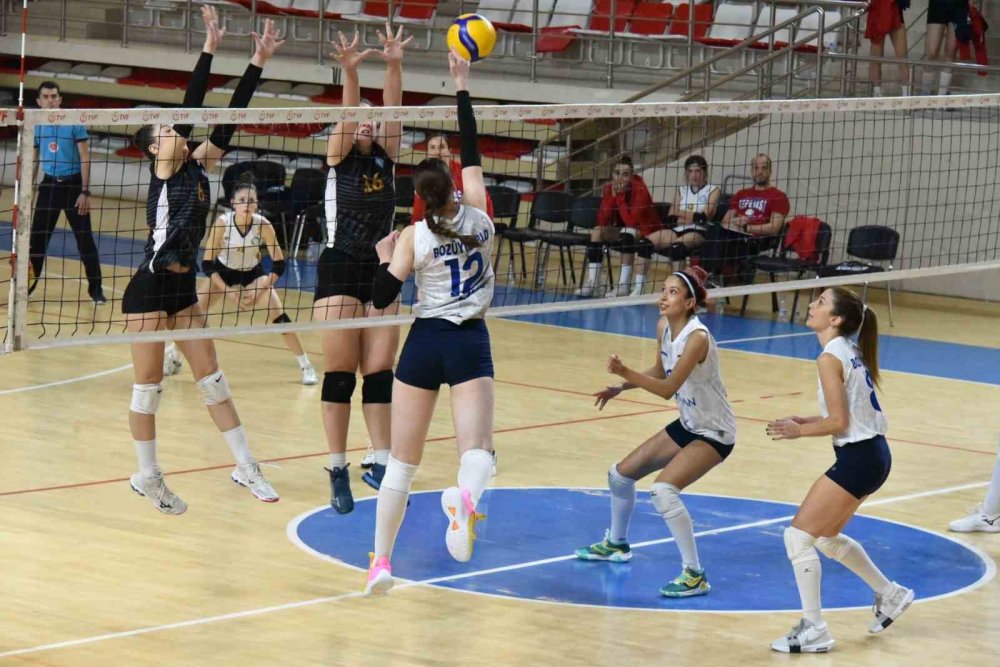 Voleybol Takımı Rakibini 3-0 Mağlup Etti