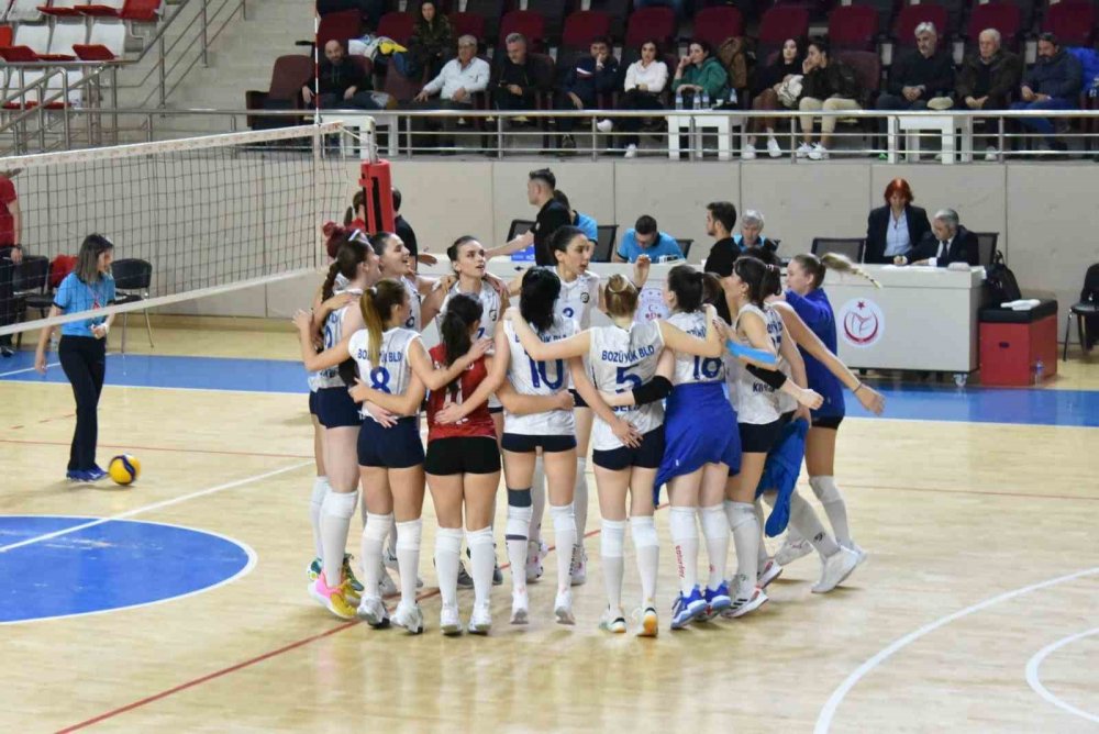 Voleybol Takımı Rakibini 3-0 Mağlup Etti