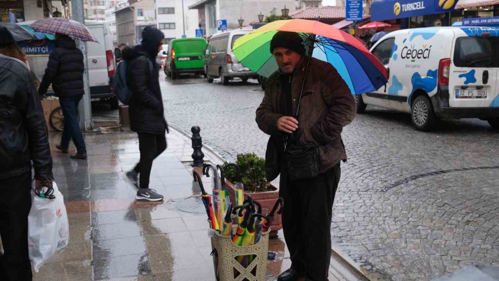 Yağmura Rağmen Ekmek Parası Peşindeler