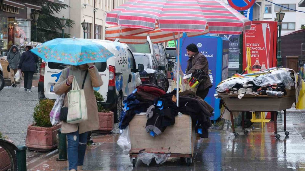 Yağmura Rağmen Ekmek Parası Peşindeler