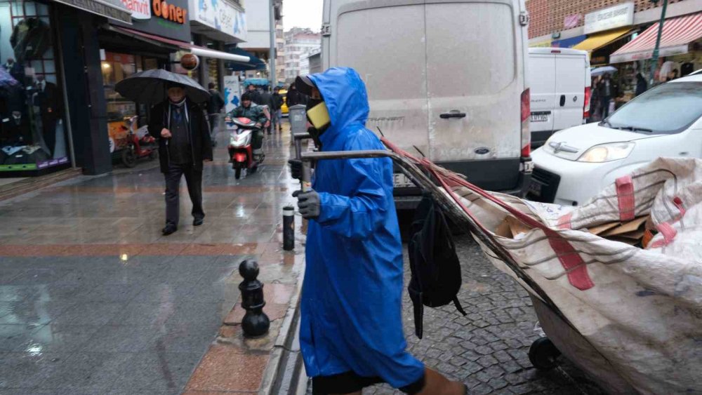 Yağmura Rağmen Ekmek Parası Peşindeler