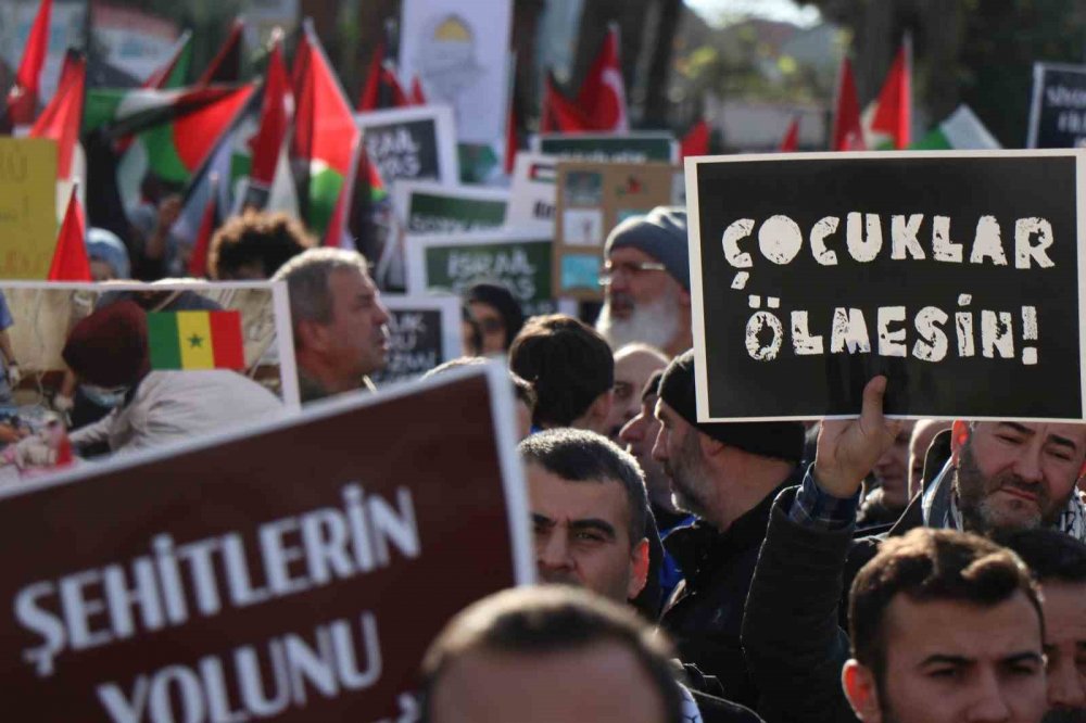 Vatandaşlar İsrail’i Kınayıp Filistin’e Destek İçin Yürüdü
