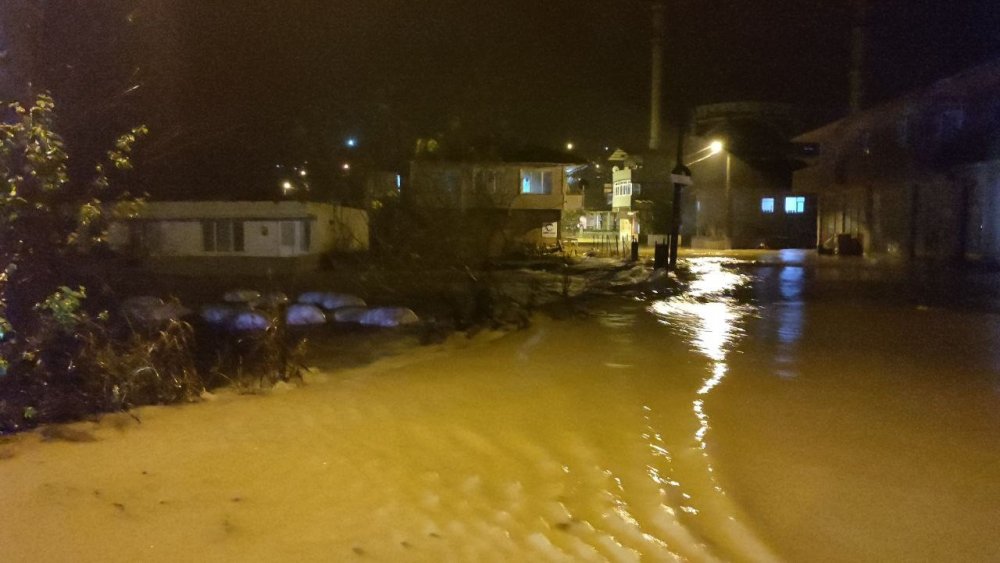 Yağmur Taşkınlara Sebep Oldu, İş Yerleri Sular Altında Kaldı