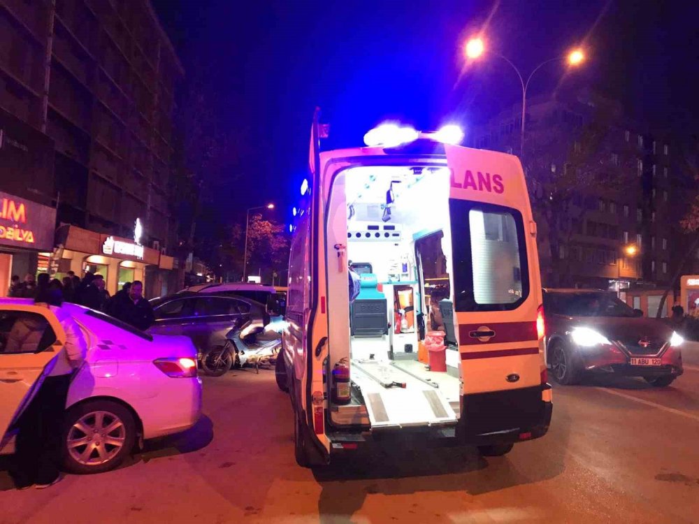 Bilecik’te Motosiklet Yayaya Çarptı, 2 Kişi Yaralandı