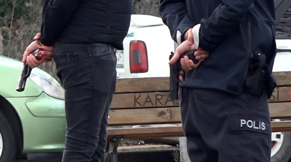 Korku Dolu Dakikalar: Parkın Ortasında Kız Arkadaşını Silahla Rehin Aldı