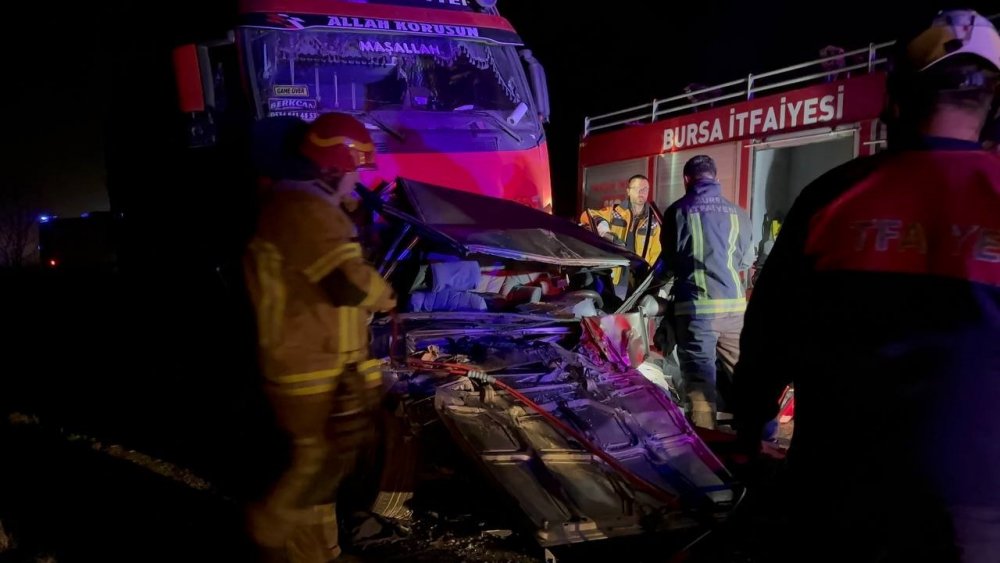 Otomobil İki Tırın Arasında Sıkıştı: 1 Ölü, 1 Yaralı