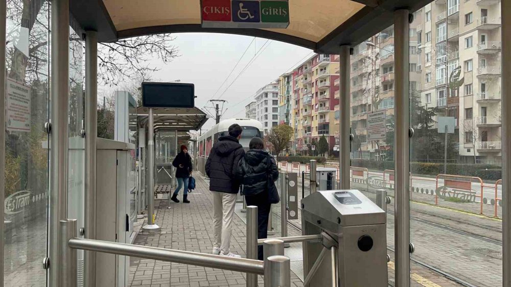 Tramvaya Silah Ve Bıçakla Bindiği İddia Edilen 4 Şahıs Bir Yolcuyu Darp Etti