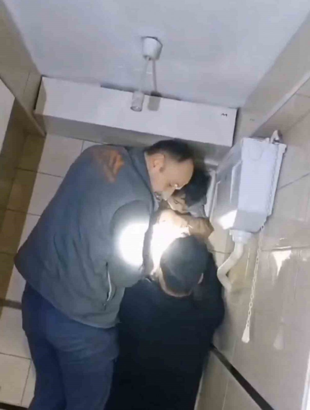 8 Yaşındaki Çocuk Yavru Kediyi Kurtardı