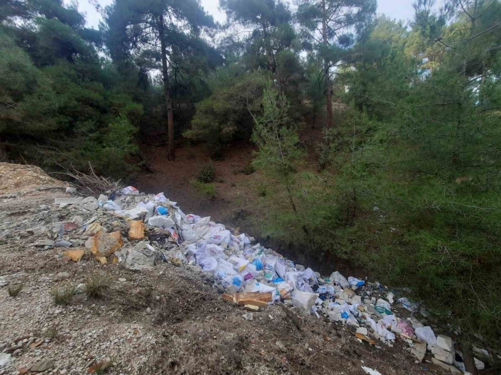 Çöplük Yolu Dökülen Moloz Yığınlarından Geçilmiyor