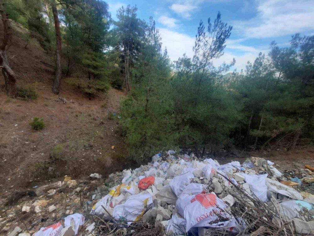 Çöplük Yolu Dökülen Moloz Yığınlarından Geçilmiyor