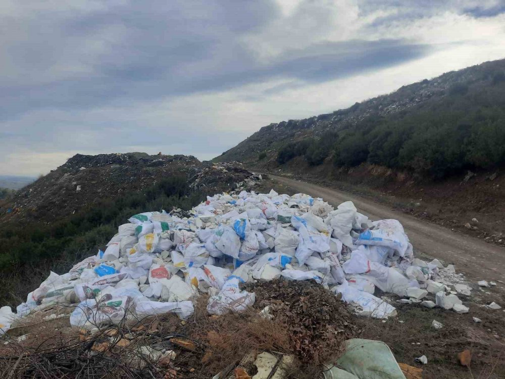 Çöplük Yolu Dökülen Moloz Yığınlarından Geçilmiyor