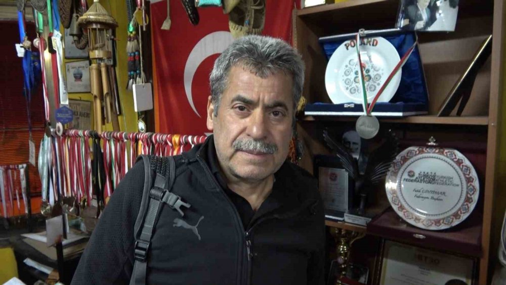 Dükkanını Kapatıp 20 Kilometrelik Yolu Koşarak Gidiyor