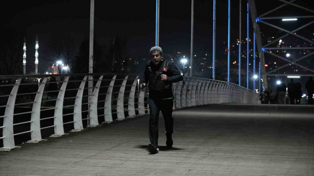 Dükkanını Kapatıp 20 Kilometrelik Yolu Koşarak Gidiyor