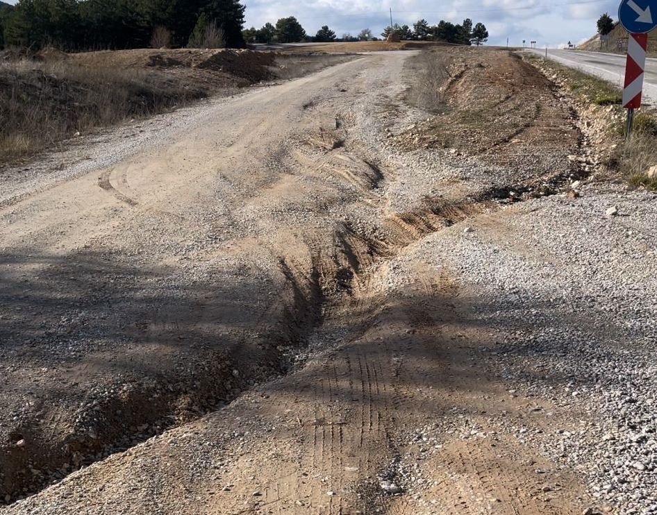 Selden Dolayı Çukur Oluşan Köy Yolu Tehlike Saçıyor