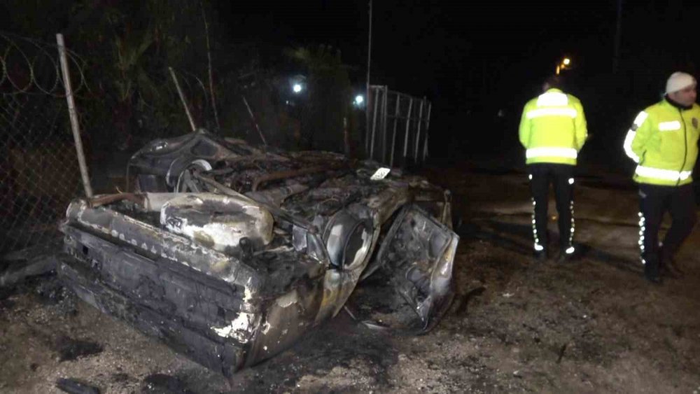 Takla Atıp Alev Topuna Dönen Araçtan Sağ Çıktı, Olay Yerinden Kaçtı