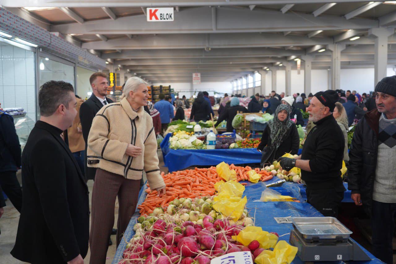 belediye-baskan-v-melek-mizrak-subasi-kapali-pazari-ziyaret-etti2-001.jpg