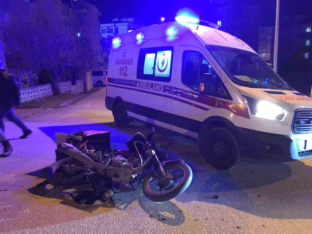 Motosiklet İle Kamyonet Çarpıştı, 1 Kişi Yaralandı