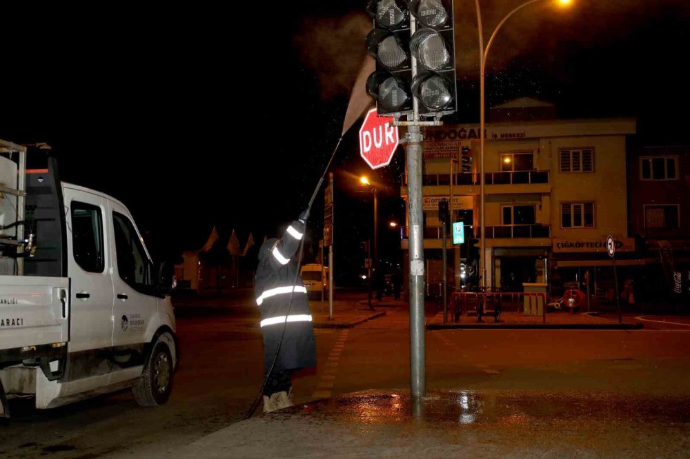 Trafik Işıklarında Temizlik Mesaisi