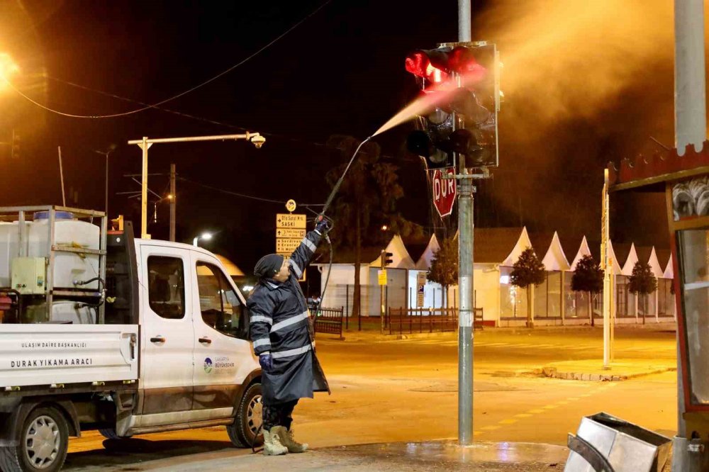 Trafik Işıklarında Temizlik Mesaisi