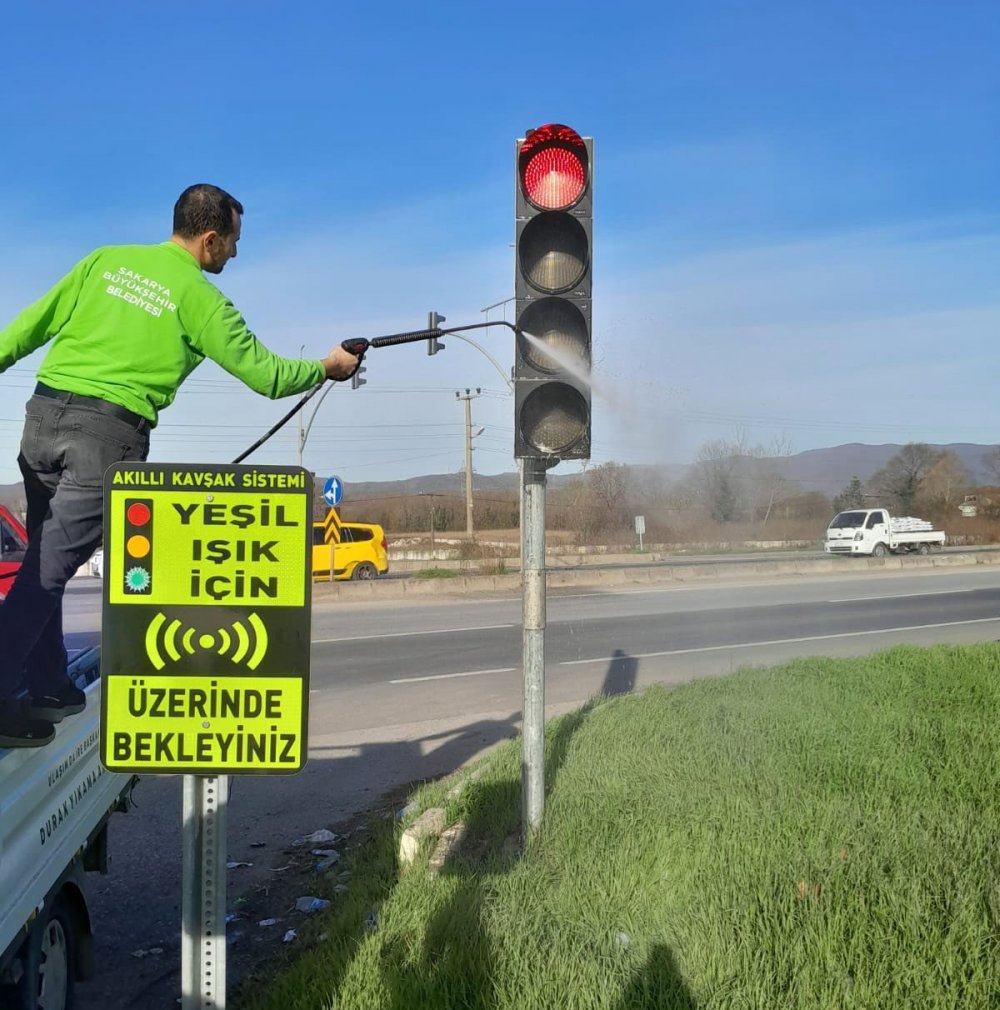 Trafik Işıklarında Temizlik Mesaisi