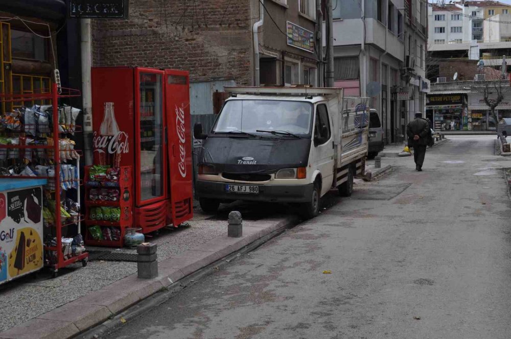 Yaya Kaldırımları Araçlar Tarafından İşgal Ediliyor