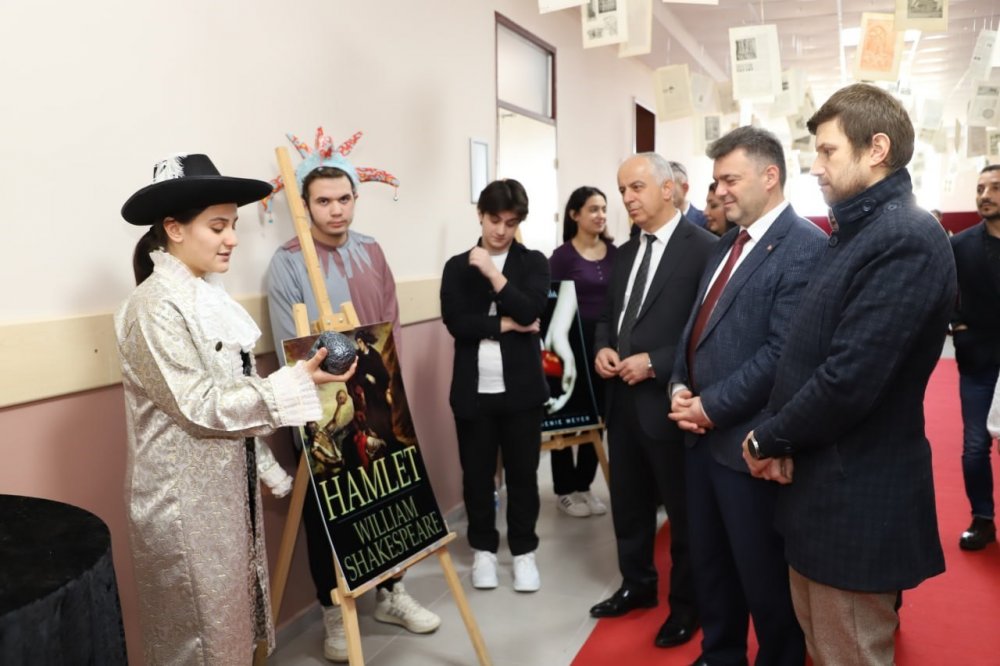 Giydikleri Kostüm, Yaptıkları Sunum Hayran Bıraktı